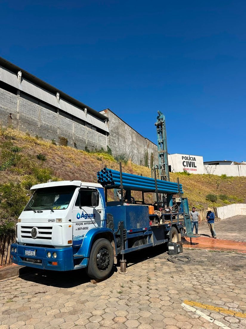 Caminhão perfuratriz da Águas Cristalinas em obra na área urbana, ao lado da Polícia Civil de Minas Gerais