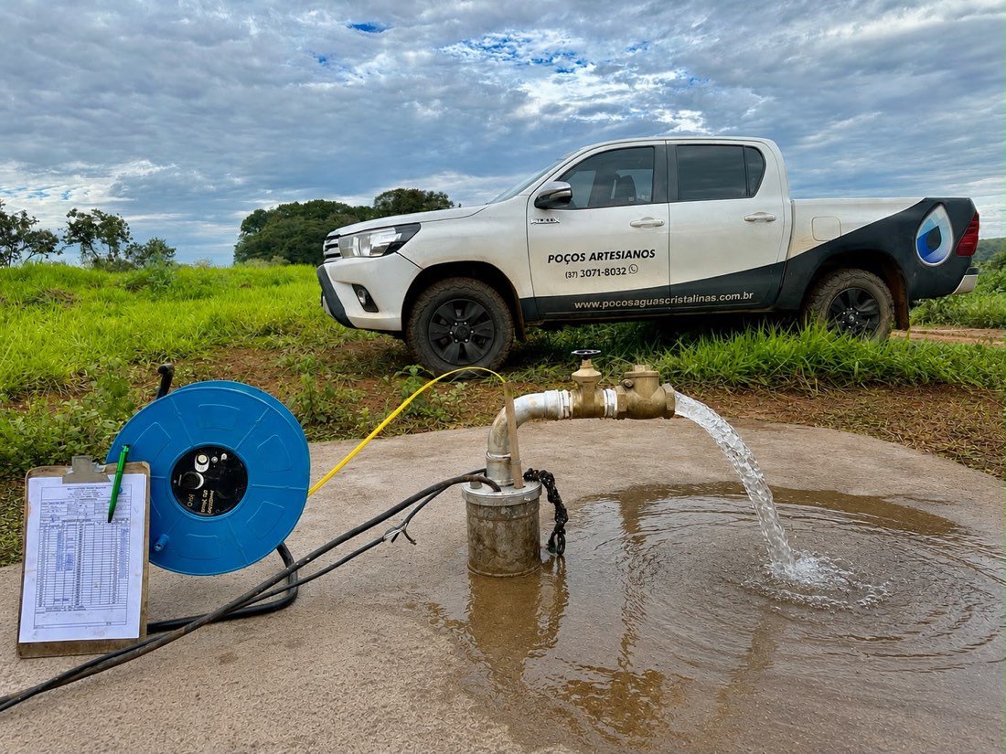 Teste de vazão de poço artesiano com a caminhonete da Águas Cristalinas ao fundo